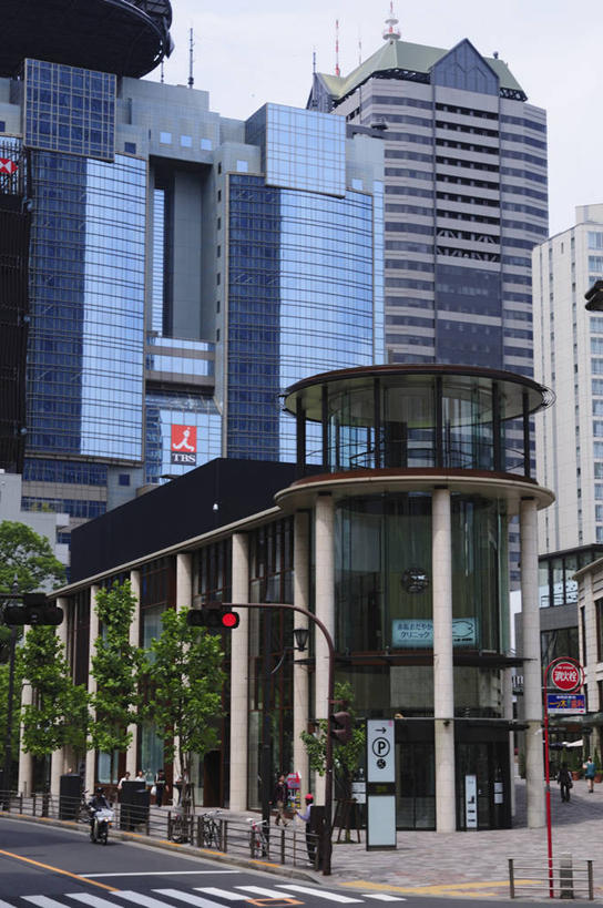 无人,高楼大厦,竖图,室外,白天,仰视,度假,美景,植物,城市风光,标志建筑,城市,大厦,道路,地标,建筑,路,摩天大楼,人行横道,公路,车站,东京,日本,亚洲,阴影,光线,影子,景观,建筑群,人行道,站台,交通,娱乐,建设,月台,树,树木,蓝色,绿色,蓝天,天空,阳光,自然,天,享受,休闲,景色,放松,生长,晴朗,成长,人行横道线,东亚,本州,万里无云,关东地方,本州岛,日本国,东京都,赤坂,晴空,晴空万里,斑马线,马路,彩图,低角度拍摄,大楼,高层建筑,高楼,摩天楼,赤坂Sacas