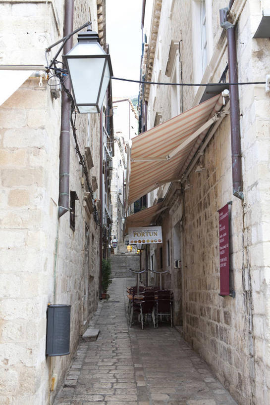 西方人,背部,三个人,家,走,竖图,室外,白天,正面,度假,美景,楼梯,城市风光,城市,道路,路,照明,欧洲,克罗地亚,欧洲人,行人,服装,壁灯,房屋,阶梯,屋子,景观,公寓,小路,灯光,交通,注视,休闲装,娱乐,洋房,楼房,路人,台阶,住宅,灯,衣服,灯具,观察,看,享受,休闲,休闲服,景色,放松,服饰,观看,照亮,察看,照明设备,关注,首府,杜布罗夫尼克,克罗地亚共和国,拉古萨,达尔马提亚,过客,达尔马提亚群岛,男人,男性,年轻男性,年轻女性,女人,女性,白种人,步行,散步,走路,半身,彩图,房子,杜布罗夫尼克.内雷特瓦县