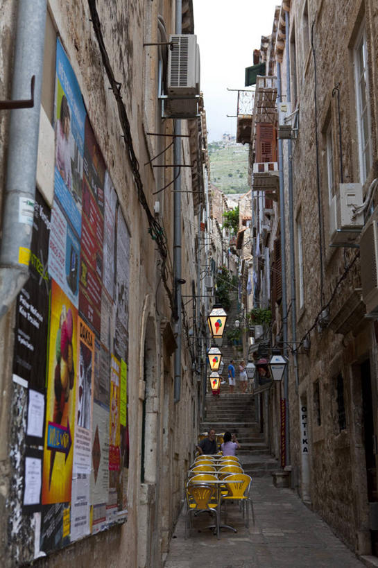 西方人,两个人,伙伴,朋友,家,走,竖图,室外,白天,侧面,度假,友谊,美景,城市风光,城市,道路,路,欧洲,克罗地亚,欧洲人,服装,房屋,屋子,景观,公寓,小路,交通,注视,休闲装,娱乐,洋房,楼房,住宅,衣服,观察,看,享受,休闲,休闲服,景色,放松,服饰,观看,察看,关注,咖啡店,咖啡屋,首府,杜布罗夫尼克,克罗地亚共和国,拉古萨,达尔马提亚,达尔马提亚群岛,友情,年轻女性,女人,女性,白种人,步行,散步,走路,彩图,全身,房子,咖啡馆,杜布罗夫尼克.内雷特瓦县