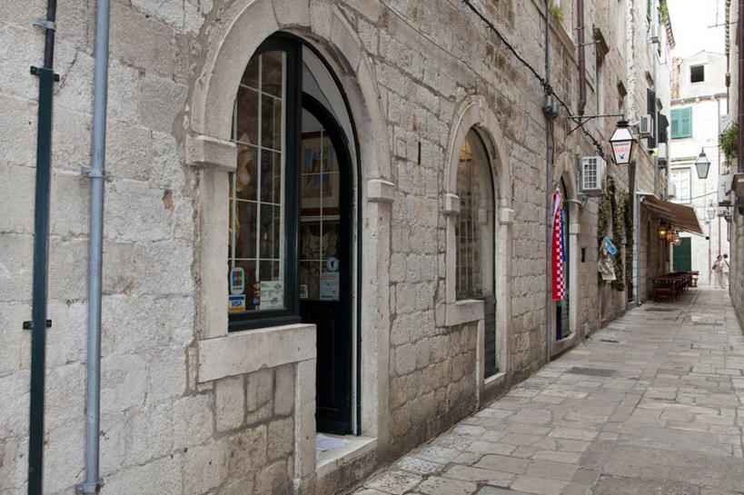 无人,家,横图,室外,白天,正面,度假,美景,门,城市风光,城市,道路,路,照明,欧洲,克罗地亚,壁灯,房屋,墙,屋子,景观,公寓,小路,灯光,交通,娱乐,洋房,楼房,墙壁,墙面,住宅,灯,灯具,门框,享受,休闲,景色,放松,照亮,照明设备,首府,杜布罗夫尼克,克罗地亚共和国,拉古萨,达尔马提亚,达尔马提亚群岛,彩图,房子,杜布罗夫尼克.内雷特瓦县,杜布罗夫尼克老城,拉古扎