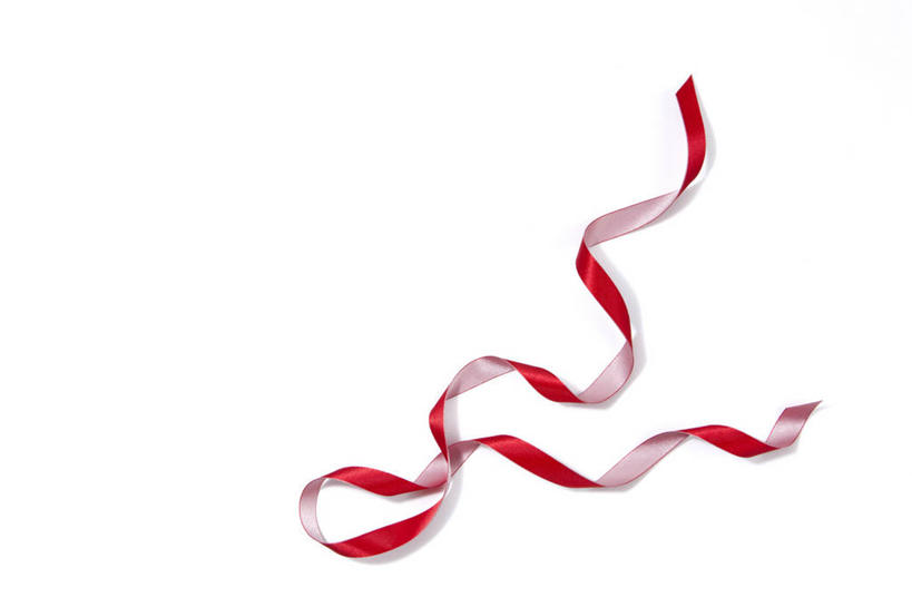 无人,横图,俯视,室内,特写,白天,白色背景,静物,阴影,反射,丝绸,丝带,影子,缎带,绸带,红色,摄影,影棚,螺旋状,彩图,高角度拍摄,影棚拍摄,螺旋形,螺旋形状,螺旋型,拍摄