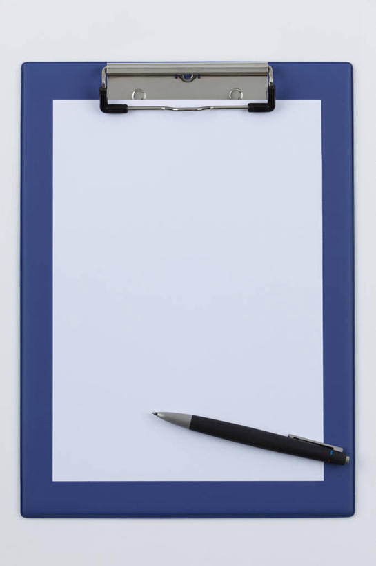 无人,竖图,俯视,室内,特写,白天,白色背景,静物,阴影,反射,笔,影子,纸,办公用品,纸张,水笔,文具,灰色,学习用品,摄影,影棚,A4纸,文具用品,一支,记录板,记事板,彩图,高角度拍摄,影棚拍摄,拍摄,16开