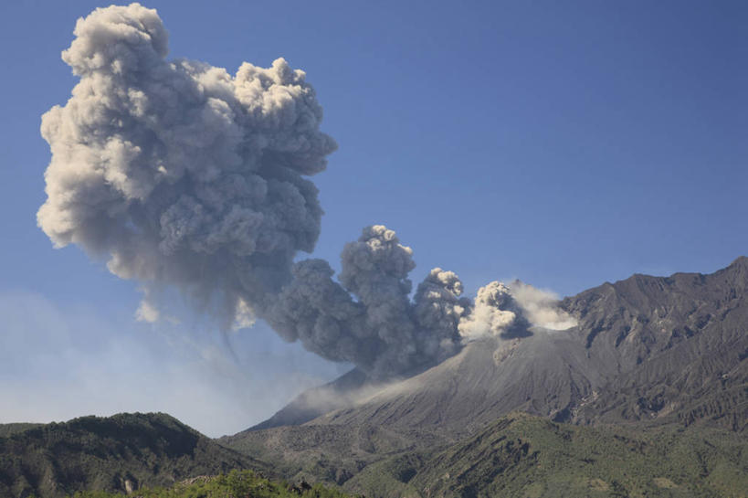 无人,横图,室外,白天,仰视,旅游,度假,火山,石头,美景,山,山脉,鹿儿岛,日本,亚洲,阴影,光线,石子,影子,景观,山峰,云,云朵,山峦,喷发,云彩,娱乐,蓝色,白云,蓝天,天空,阳光,自然,群山,天,享受,休闲,景色,放松,晴朗,自然风光,爆发,火山爆发,火山喷发,东亚,日本国,九州本岛,九州,九州岛,九州地方,鹿儿岛县,暴发,地壳运动,地质现象,活火山,石块,岩石,晴空,彩图,低角度拍摄