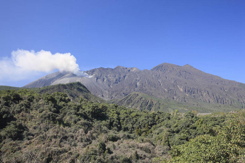 无人,横图,室外,白天,仰视,旅游,度假,火山,石头,美景,山,山脉,鹿儿岛,日本,亚洲,阴影,光线,石子,影子,景观,山峰,云,云朵,山峦,喷发,云彩,娱乐,蓝色,白云,蓝天,天空,阳光,自然,群山,天,享受,休闲,景色,放松,晴朗,自然风光,爆发,火山爆发,火山喷发,东亚,日本国,九州本岛,九州,九州岛,九州地方,鹿儿岛县,暴发,地壳运动,地质现象,活火山,石块,岩石,晴空,彩图,低角度拍摄