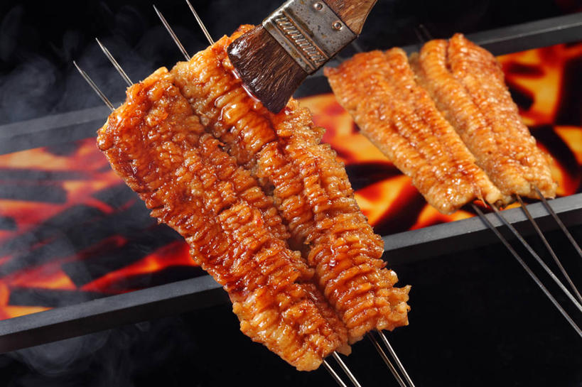 鳗鱼,无人,横图,俯视,室内,特写,白天,烹饪,烧烤,热情,煤炭,雾,鳗鲡,厨具,火,金属制品,阴影,沸腾,朦胧,模糊,反射,金属,蒸汽,火焰,影子,肉,鱼肉,日本料理,料理,食品,烤架,水蒸气,雾气,烤肉,燃烧,菜肴,美食,肉类,竹签,食物,刷子,日式料理,日式,铁架,佳肴,能源,气体,燃料,煤,能量,肉食,河鳗,烹饪用具,取食签,蒸发,白鳗,青鳝,风馒,煤矿,矿业,化石燃料,照烧,烹调用具,白鳝,烹调,彩图,高角度拍摄,烧烤刷,照烧鳗鱼