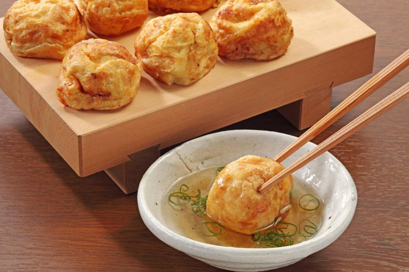 无人,横图,俯视,室内,特写,白天,烹饪,筷子,桌面,桌子,餐具,一排,一双,阴影,整齐,并列,并排,反射,木制,碟子,盘,影子,陶瓷,汤,日本料理,料理,食品,陶瓷制品,文化,传统,菜肴,美食,食物,排列,盘子,木制品,容器,碟,碗,日式料理,日式,佳肴,储藏,礼节,储存,队列,礼仪,平行,章鱼烧,章鱼小丸子,章鱼丸,章鱼丸子,进餐用具,彩图,高角度拍摄,明石烧,贮存