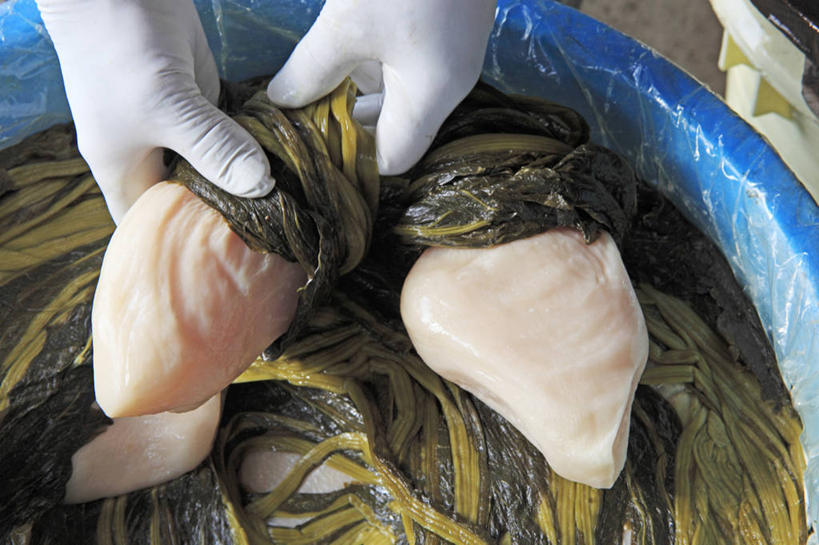 东方人,手,一个人,横图,俯视,室内,特写,白天,烹饪,蔬菜,亚洲,双手,仅一个男性,仅一个人,握,阴影,新鲜,反射,纹路,纹理,影子,日本料理,料理,食品,芜菁,拿,拿着,黄种人,菜肴,美食,食物,仅一个年轻男性,手套,日式料理,日式,手部,橡胶,握着,佳肴,有机食品,绿色食品,橡胶手套,橡胶制品,肌理,医用手套,蔓菁,盘菜,大头芥,男人,男性,年轻男性,亚洲人,螺旋状,半身,彩图,高角度拍摄,螺旋形,螺旋形状,螺旋型