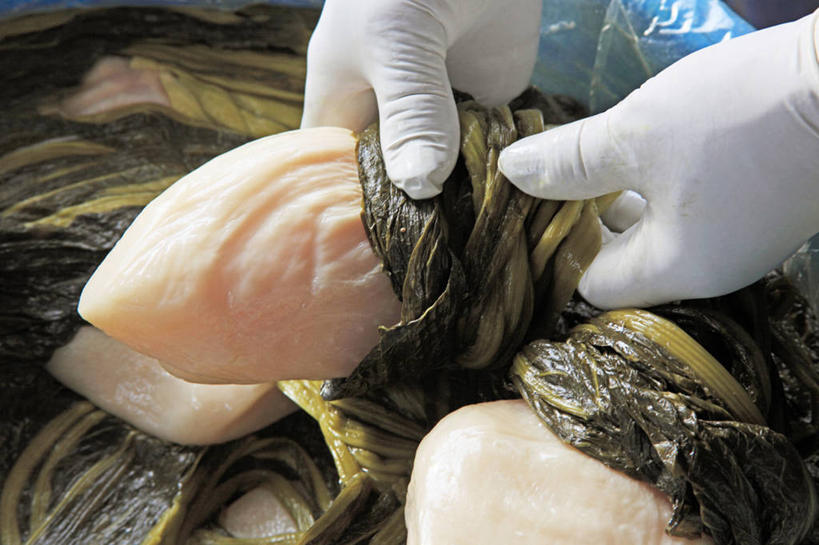 东方人,手,一个人,横图,俯视,室内,特写,白天,烹饪,蔬菜,亚洲,双手,仅一个男性,仅一个人,握,阴影,新鲜,反射,纹路,纹理,影子,日本料理,料理,食品,芜菁,拿,拿着,黄种人,菜肴,美食,食物,仅一个年轻男性,手套,日式料理,日式,手部,橡胶,握着,佳肴,有机食品,绿色食品,橡胶手套,橡胶制品,肌理,医用手套,蔓菁,盘菜,大头芥,男人,男性,年轻男性,亚洲人,螺旋状,半身,彩图,高角度拍摄,螺旋形,螺旋形状,螺旋型