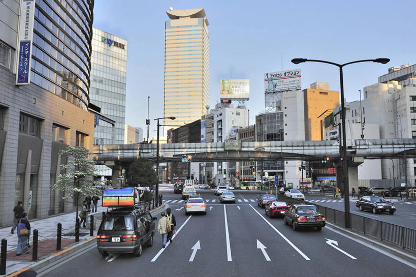 东方人,高楼大厦,站,走,横图,室外,白天,正面,度假,美景,植物,城市风光,城市,大厦,道路,建筑,路,路灯,摩天大楼,公路,汽车,照明,东京,日本,亚洲,行人,游客,游人,阴影,服装,光线,影子,景观,高架,灯光,分界线,停车线,交通,许多人,注视,休闲装,黄种人,方向,娱乐,路人,旅客,箭头,车,灯,树,树木,衣服,蓝色,绿色,蓝天,天空,阳光,自然,交通工具,轿车,天,观察,看,站着,一群人,享受,休闲,休闲服,景色,放松,服饰,生长,晴朗,成长,观看,车行道,车行道分界线,照亮,察看,指向,照明设备,关注,载具,标线,高架桥,东亚,车行线,高架道路,跨线桥,本州,万里无云,关东地方,本州岛,日本国,东京都,簇,赤坂,过客,男人,男性,年轻男性,年轻女性,女人,女性,中年男性,中年女性,亚洲人,晴空,晴空万里,步行,散步,站立,走路,半身,彩图,大楼,高层建筑,高楼,摩天楼