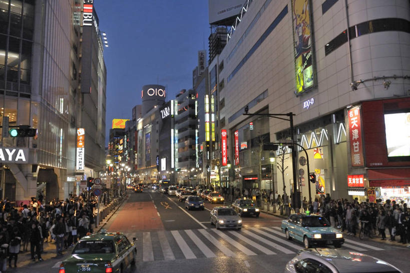 东方人,高楼大厦,站,走,横图,室外,夜晚,正面,度假,美景,城市风光,城市,大厦,道路,建筑,路,路灯,摩天大楼,人行横道,夜景,指示牌,公路,汽车,照明,东京,日本,亚洲,行人,服装,装饰,标志,文字,景观,人行道,灯光,分界线,停车线,交通,许多人,注视,休闲装,旋转,黄种人,娱乐,标识,路人,车,灯,衣服,蓝色,蓝天,天空,灯具,交通工具,轿车,天,观察,看,站着,一群人,享受,休闲,休闲服,景色,放松,服饰,车尾灯,观看,车行道,车行道分界线,华丽,修饰,照亮,点缀,察看,照明设备,关注,载具,标线,人行横道线,东亚,车行线,本州,关东地方,本州岛,日本国,东京都,衬托,美观,雅致,雅观,涩谷,涉谷,涩谷区,过客,效果灯,男人,男性,年轻男性,年轻女性,女人,女性,中年男性,中年女性,亚洲人,斑马线,马路,步行,散步,站立,走路,半身,彩图,大楼,高层建筑,高楼,摩天楼