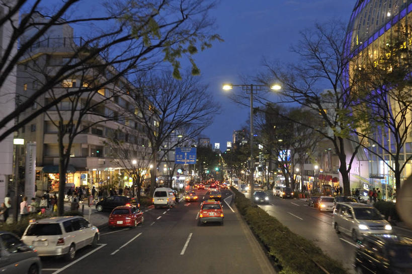 东方人,高楼大厦,站,走,横图,室外,夜晚,正面,度假,美景,植物,城市风光,城市,大厦,道路,建筑,路,路灯,摩天大楼,夜景,公路,汽车,照明,东京,日本,亚洲,一排,许多,行人,服装,整齐,装饰,景观,灯光,分界线,停车线,交通,很多,许多人,注视,休闲装,旋转,黄种人,娱乐,路人,车,灯,树,树木,排列,衣服,蓝色,绿色,蓝天,天空,自然,灯具,交通工具,轿车,天,观察,看,站着,一群人,享受,休闲,休闲服,景色,放松,服饰,生长,成长,观看,车行道,车行道分界线,华丽,修饰,照亮,点缀,察看,照明设备,队列,关注,载具,标线,东亚,车行线,本州,关东地方,本州岛,日本国,东京都,衬托,美观,雅致,雅观,涩谷区,过客,原宿,效果灯,表参道,男人,男性,年轻男性,年轻女性,女人,女性,亚洲人,马路,步行,散步,站立,走路,半身,彩图,大楼,高层建筑,高楼,摩天楼