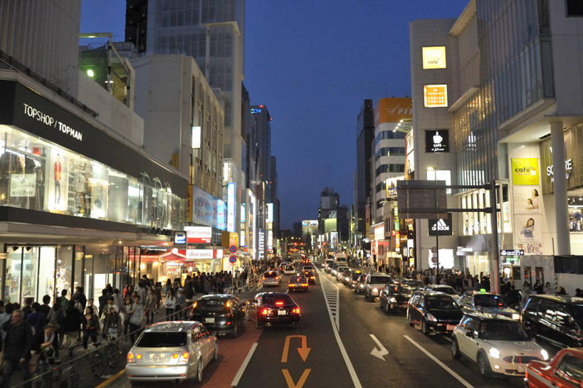 东方人,高楼大厦,站,走,横图,室外,夜晚,正面,度假,美景,城市风光,城市,大厦,道路,建筑,路,摩天大楼,夜景,指示牌,公路,汽车,照明,东京,日本,亚洲,一排,许多,行人,游客,游人,服装,整齐,装饰,标志,文字,景观,灯光,分界线,停车线,交通,很多,许多人,注视,休闲装,旋转,黄种人,娱乐,标识,路人,旅客,车,灯,排列,衣服,蓝色,蓝天,天空,灯具,交通工具,轿车,天,观察,看,站着,一群人,享受,休闲,休闲服,景色,放松,服饰,观看,车行道,车行道分界线,华丽,修饰,照亮,点缀,察看,照明设备,队列,关注,载具,标线,东亚,车行线,本州,关东地方,本州岛,日本国,东京都,衬托,美观,雅致,雅观,涩谷,涉谷,涩谷区,明治神宫,过客,效果灯,男人,男性,年轻男性,年轻女性,女人,女性,亚洲人,马路,步行,散步,站立,走路,半身,彩图,大楼,高层建筑,高楼,摩天楼