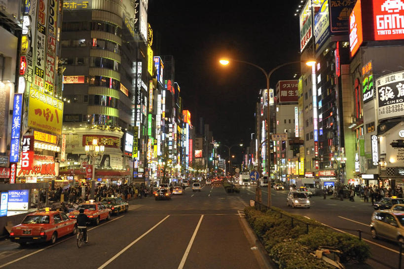 东方人,高楼大厦,站,走,横图,室外,夜晚,正面,度假,美景,植物,城市风光,城市,大厦,道路,建筑,路,路灯,摩天大楼,夜景,指示牌,公路,汽车,照明,东京,日本,亚洲,一排,许多,行人,游客,游人,服装,环保,整齐,装饰,标志,文字,景观,灯光,分界线,防护,停车线,交通,新宿,很多,许多人,注视,休闲装,旋转,黄种人,娱乐,标识,路人,旅客,车,灯,树,树木,排列,衣服,绿色,自然,灯具,交通工具,轿车,观察,看,站着,一群人,享受,休闲,休闲服,景色,放松,服饰,生长,成长,观看,车行道,车行道分界线,华丽,修饰,照亮,点缀,察看,照明设备,队列,关注,美好,美妙,载具,标线,间隔,东亚,车行线,本州,关东地方,本州岛,日本国,东京都,新宿区,衬托,美观,雅致,雅观,县厅,东京市,歌舞伎町,过客,绿篱,生篱,树篱,植篱,效果灯,男人,男性,年轻男性,年轻女性,女人,女性,亚洲人,马路,步行,散步,站立,走路,半身,彩图,大楼,高层建筑,高楼,摩天楼