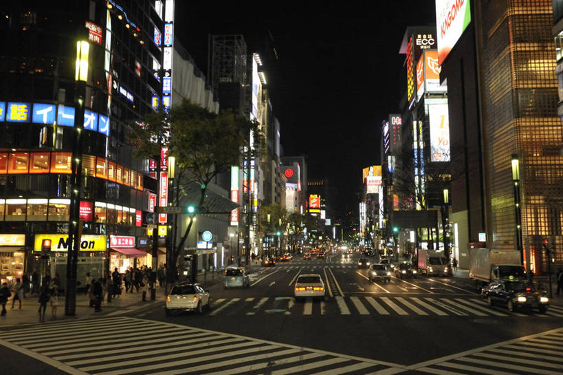 东方人,高楼大厦,站,走,横图,室外,夜晚,正面,度假,美景,城市风光,城市,大厦,道路,建筑,路,摩天大楼,人行横道,夜景,指示牌,公路,汽车,照明,东京,日本,亚洲,行人,游客,游人,服装,装饰,标志,文字,景观,人行道,灯光,分界线,停车线,交通,中央区,许多人,注视,休闲装,旋转,黄种人,娱乐,标识,路人,旅客,车,灯,衣服,灯具,交通工具,轿车,观察,看,站着,一群人,享受,休闲,休闲服,银座,景色,放松,服饰,观看,车行道,车行道分界线,华丽,修饰,照亮,点缀,察看,照明设备,关注,载具,标线,人行横道线,东亚,车行线,本州,关东地方,本州岛,日本国,东京都,衬托,美观,雅致,雅观,过客,效果灯,男人,男性,年轻男性,年轻女性,女人,女性,亚洲人,斑马线,马路,步行,散步,站立,走路,半身,彩图,大楼,高层建筑,高楼,摩天楼