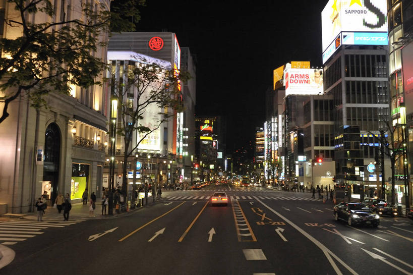 东方人,高楼大厦,站,走,横图,室外,夜晚,正面,度假,美景,植物,城市风光,城市,大厦,道路,建筑,路,路灯,摩天大楼,夜景,指示牌,公路,汽车,照明,东京,日本,亚洲,行人,游客,游人,服装,装饰,标志,文字,景观,灯光,分界线,停车线,交通,中央区,许多人,注视,休闲装,旋转,黄种人,方向,娱乐,标识,路人,旅客,箭头,车,灯,树,树木,衣服,绿色,自然,灯具,交通工具,轿车,观察,看,站着,一群人,享受,休闲,休闲服,银座,景色,放松,服饰,生长,成长,观看,车灯,车行道,车行道分界线,华丽,修饰,照亮,点缀,察看,指向,照明设备,关注,载具,标线,东亚,车行线,本州,关东地方,本州岛,日本国,东京都,簇,衬托,美观,雅致,雅观,过客,效果灯,男人,男性,年轻男性,年轻女性,女人,女性,亚洲人,马路,步行,散步,站立,走路,半身,彩图,大楼,高层建筑,高楼,摩天楼
