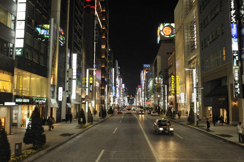 东方人,高楼大厦,站,走,横图,室外,夜晚,正面,度假,美景,城市风光,城市,大厦,道路,建筑,路,摩天大楼,夜景,指示牌,公路,汽车,照明,东京,日本,亚洲,行人,游客,游人,服装,装饰,标志,文字,景观,灯光,分界线,停车线,交通,中央区,许多人,注视,休闲装,旋转,黄种人,娱乐,标识,路人,旅客,车,灯,衣服,灯具,交通工具,轿车,观察,看,站着,一群人,享受,休闲,休闲服,银座,景色,放松,服饰,观看,车行道,车行道分界线,华丽,修饰,照亮,点缀,察看,照明设备,关注,载具,标线,东亚,车行线,本州,关东地方,本州岛,日本国,东京都,衬托,美观,雅致,雅观,过客,效果灯,男人,男性,年轻男性,年轻女性,女人,女性,亚洲人,马路,步行,散步,站立,走路,半身,彩图,大楼,高层建筑,高楼,摩天楼