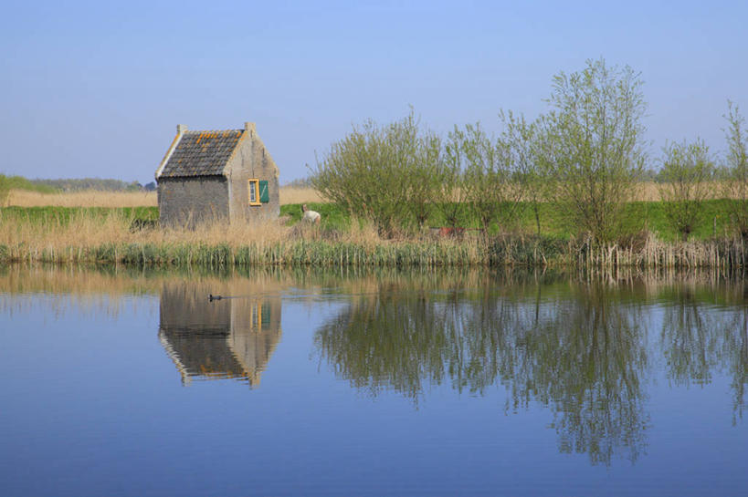 无人,家,木屋,横图,室外,白天,正面,旅游,度假,草地,草坪,河流,美景,水,植物,欧洲,荷兰,阴影,光线,影子,地平线,河水,景观,水流,辽阔,地面,娱乐,住宅,草,蓝色,绿色,蓝天,天空,阳光,自然,天,享受,休闲,广阔,景色,放松,晴朗,一望无际,西欧,自然风光,延伸,万里无云,天地相交,荷兰王国,尼德兰王国,无边无际,一马平川,南荷兰省,小孩堤防,晴空,晴空万里,彩图,茅舍,茅屋,棚屋,小木屋,小屋