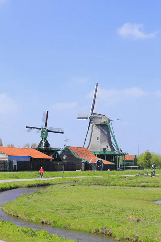 西方人,背部,三个人,家,走,竖图,室外,白天,正面,旅游,度假,灌溉,草地,草坪,植物,标志建筑,道路,地标,建筑,路,风车,欧洲,荷兰,欧洲人,行人,阴影,服装,环保,光线,影子,房屋,屋子,云,云朵,小路,交通,云彩,注视,休闲装,娱乐,建设,楼房,路人,住宅,草,衣服,蓝色,绿色,白云,蓝天,天空,阳光,天,观察,看,享受,休闲,休闲服,旅游胜地,放松,服饰,能源,晴朗,观看,回收,资源,察看,浇灌,荷兰风车,西欧,关注,利用,低碳,循环,磨坊,荷兰王国,尼德兰王国,持续,过客,北荷兰省,男人,男性,年轻男性,年轻女性,女人,女性,白种人,晴空,步行,散步,走路,彩图,全身,房子,赞斯堡