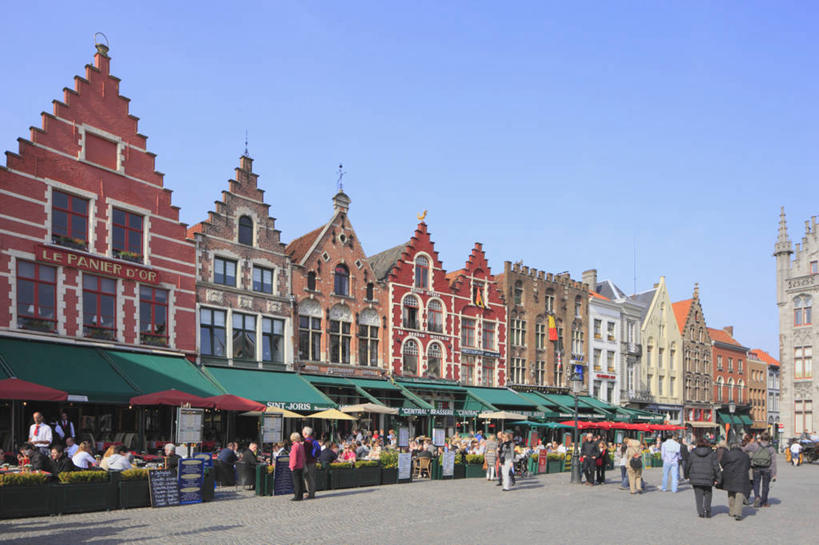 西方人,背部,家,站,走,横图,室外,白天,正面,度假,美景,城市风光,城市,比利时,欧洲,欧洲人,行人,游客,游人,阴影,服装,光线,影子,房屋,屋子,景观,许多人,注视,休闲装,娱乐,货摊,楼房,路人,旅客,货架,架子,住宅,衣服,蓝色,蓝天,天空,阳光,天,观察,看,站着,一群人,享受,休闲,休闲服,景色,放松,服饰,晴朗,观看,察看,西欧,关注,陈列架,万里无云,省会,比利时王国,布鲁日,西佛兰德省,过客,弗拉芒大区,男人,男性,年轻男性,年轻女性,女人,女性,白种人,晴空,晴空万里,步行,散步,站立,走路,半身,彩图,房子