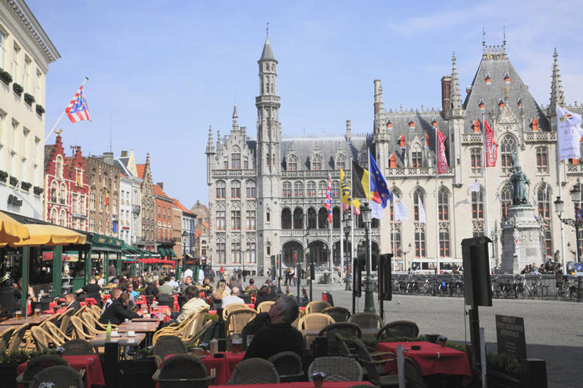 西方人,背部,家,坐,横图,室外,白天,正面,度假,美景,城市风光,城市,道路,路,公路,旗帜,椅子,比利时,欧洲,欧洲人,一排,许多,行人,游客,游人,阴影,服装,整齐,光线,影子,房屋,屋子,景观,云,云朵,交通,很多,许多人,云彩,扭头,注视,休闲装,娱乐,旗子,楼房,路人,旅客,住宅,排列,衣服,蓝色,白云,蓝天,天空,阳光,天,观察,看,转头,一群人,享受,休闲,休闲服,景色,放松,服饰,晴朗,观看,察看,西欧,队列,关注,省会,旌旗,旗号,比利时王国,布鲁日,西佛兰德省,过客,弗拉芒大区,男人,男性,年轻男性,年轻女性,女人,女性,白种人,晴空,马路,坐着,半身,彩图,房子