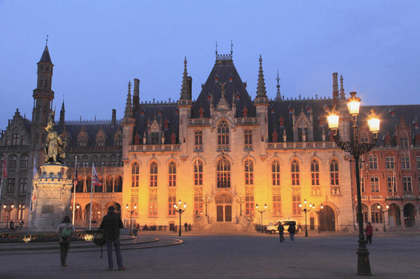 西方人,背部,家,站,走,横图,室外,夜晚,正面,旅游,度假,标志建筑,道路,地标,建筑,路,路灯,夜景,公路,照明,比利时,欧洲,欧洲人,行人,游客,游人,服装,房屋,屋子,法院,灯光,交通,许多人,注视,休闲装,娱乐,建设,楼房,路人,旅客,住宅,灯,衣服,蓝色,蓝天,天空,天,观察,看,站着,一群人,享受,休闲,休闲服,旅游胜地,放松,服饰,观看,照亮,察看,法庭,照明设备,西欧,关注,省会,比利时王国,布鲁日,西佛兰德省,过客,弗拉芒大区,男人,男性,年轻男性,年轻女性,女人,女性,白种人,马路,步行,散步,站立,走路,半身,彩图,房子