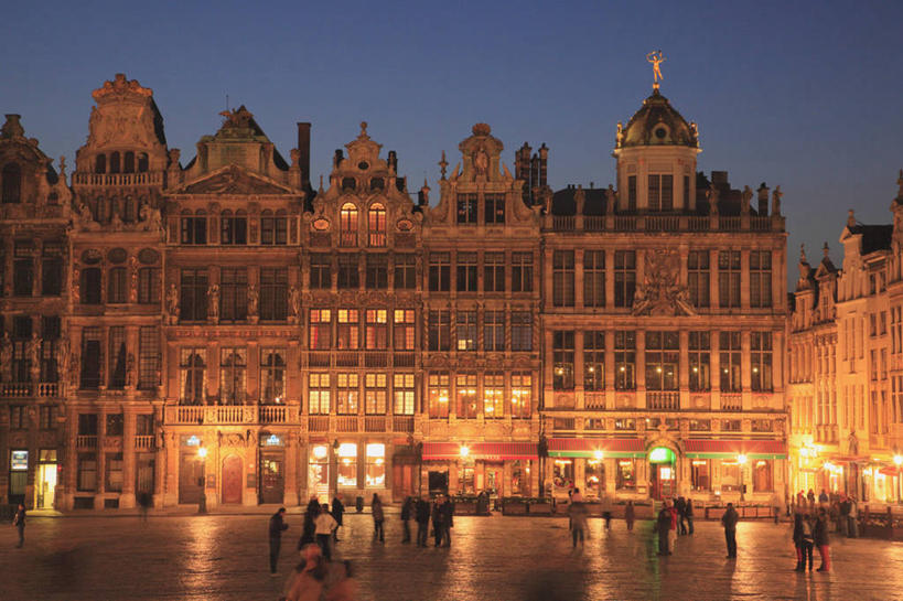 西方人,背部,高楼大厦,站,走,横图,室外,夜晚,正面,度假,美景,城市风光,城市,大厦,建筑,摩天大楼,夜景,照明,比利时,欧洲,欧洲人,行人,游客,游人,阴影,服装,装饰,光线,影子,景观,灯光,首都,许多人,注视,休闲装,旋转,娱乐,路人,旅客,灯,衣服,蓝色,蓝天,天空,灯具,天,观察,看,站着,一群人,享受,休闲,休闲服,景色,放松,服饰,观看,华丽,修饰,照亮,点缀,察看,照明设备,西欧,关注,布鲁塞尔,布鲁塞尔大广场,衬托,美观,雅致,雅观,比利时王国,过客,布鲁塞尔广场,效果灯,老年男性,老年女性,男人,男性,女人,女性,白种人,步行,散步,站立,走路,半身,彩图,大楼,高层建筑,高楼,摩天楼