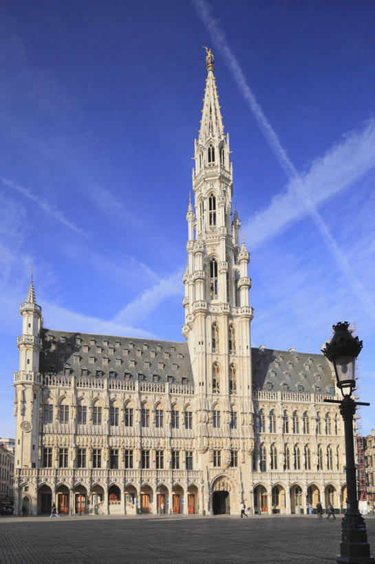 无人,高楼大厦,竖图,室外,白天,仰视,旅游,度假,标志建筑,大厦,道路,地标,建筑,路,路灯,摩天大楼,公路,照明,比利时,欧洲,阴影,光线,影子,云,云朵,灯光,交通,首都,云彩,娱乐,建设,灯,蓝色,白云,蓝天,天空,阳光,天,享受,休闲,旅游胜地,放松,晴朗,照亮,照明设备,西欧,布鲁塞尔,布鲁塞尔大广场,比利时王国,布鲁塞尔广场,晴空,马路,彩图,低角度拍摄,大楼,高层建筑,高楼,摩天楼,布鲁塞尔市政厅