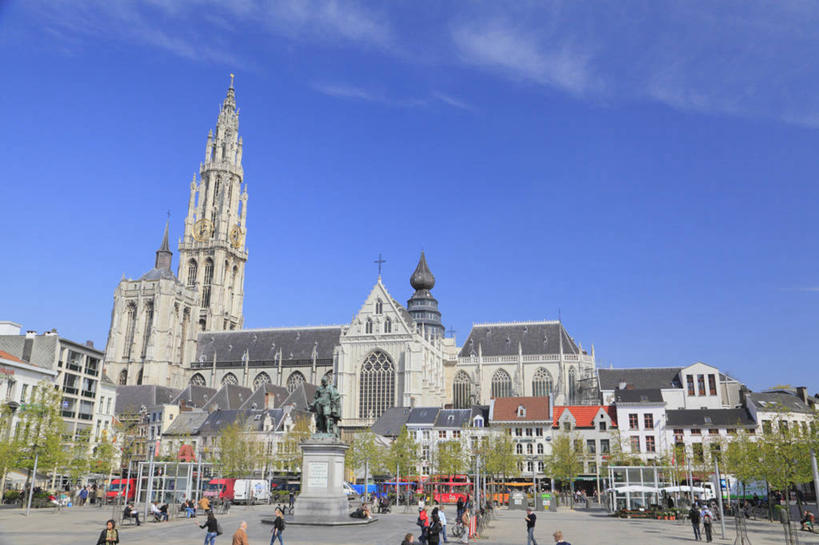 西方人,站,走,横图,室外,白天,仰视,旅游,度假,植物,标志建筑,道路,地标,建筑,路,公路,雕塑,比利时,欧洲,欧洲人,行人,游客,游人,阴影,服装,艺术,装饰,光线,雕刻,雕像,十字架,影子,云,云朵,交通,许多人,云彩,注视,休闲装,娱乐,建设,石雕,路人,旅客,树,树木,衣服,蓝色,绿色,白云,蓝天,天空,阳光,自然,工艺品,天,观察,看,站着,一群人,享受,休闲,休闲服,旅游胜地,放松,服饰,生长,晴朗,成长,观看,纪念,美术,察看,西欧,关注,主题,陈列,功能,美学,比利时王国,过客,弗拉芒.布拉班特省,弗拉芒大区,男人,男性,年轻男性,年轻女性,女人,女性,白种人,晴空,马路,步行,散步,站立,走路,半身,彩图,低角度拍摄,安特卫普省,圣母主教座堂