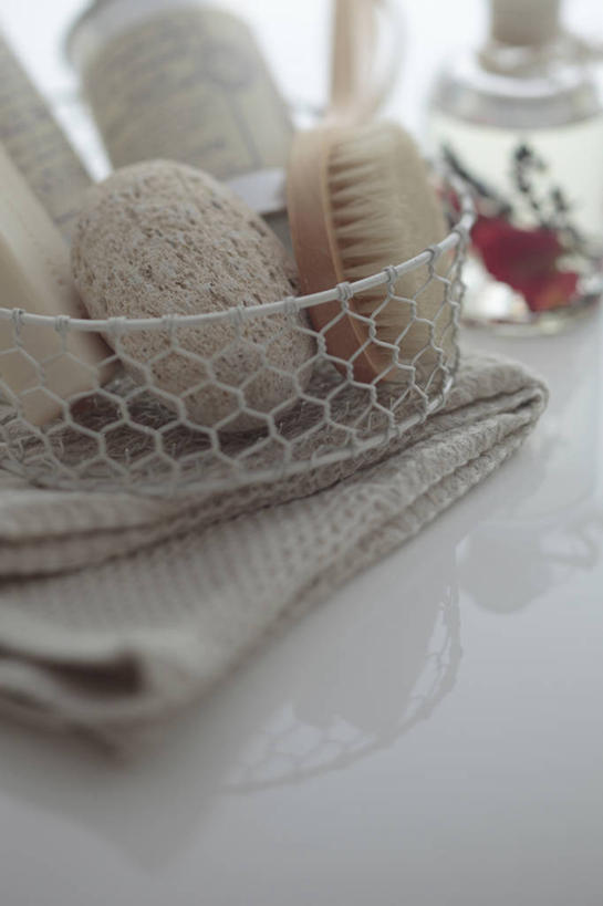 无人,交叉,竖图,俯视,室内,特写,白天,化妆,美容,桌子,静物,纺织品,一堆,许多,护肤,堆叠,堆积,装饰,编织,海绵,篮子,毛毯,毯子,很多,干净,纺织,化妆品,瓶子,容器,刷子,塑料制品,肥皂,垫子,香皂,日用品,洗浴用品,清洁,保养,享受,休闲,健康,温暖,塑料瓶,放松,保健,储藏,堆,华丽,修饰,交织,点缀,卫生,护肤品,化妆用品,沐浴刷,储存,浮石,清洁用具,护肤用品,磨脚石,舒缓,养颜,去污,紧肤,嫩肤,衬托,美观,雅致,雅观,穿插,洗浴用具,搓脚石,洗涤,彩图,高角度拍摄,浴用海绵,贮存