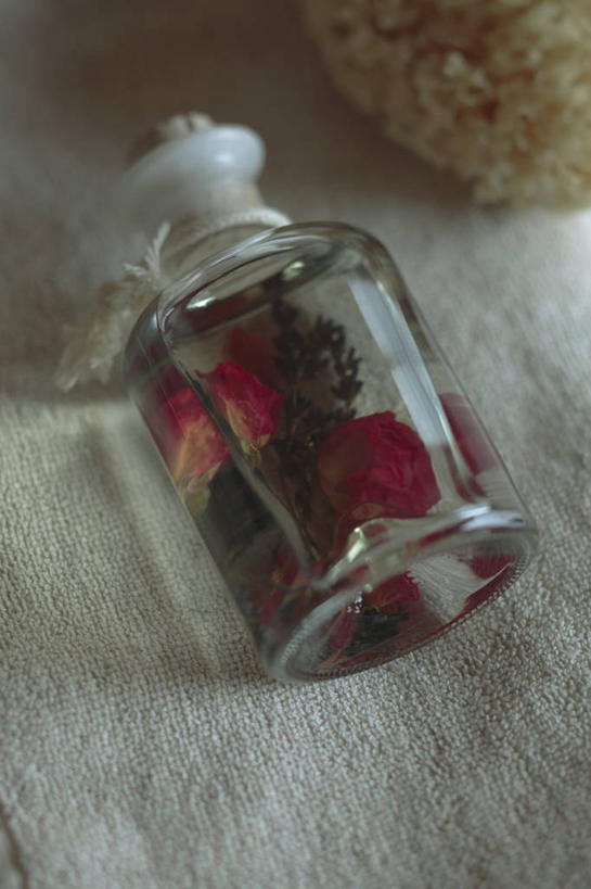 无人,竖图,俯视,室内,特写,白天,桌子,纺织品,装饰,毛毯,毯子,玻璃制品,纺织,一个,玻璃瓶,精油,瓶子,垫子,温暖,单个,华丽,修饰,点缀,衬托,美观,雅致,雅观,芳香植物,芳香油,挥发油,香精油,彩图,高角度拍摄