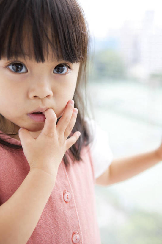 东方人,儿童,一个人,站,竖图,室内,白天,正面,纯洁,窗户,落地窗,亚洲,仅一个女性,仅一个人,咬,服装,朦胧,模糊,扭头,注视,休闲装,黄种人,玻璃窗,小孩,衣服,扶,观察,看,站着,转头,仅一个小孩,休闲,休闲服,可爱,童年,童趣,服饰,观看,咬着,察看,扶着,关注,吸吮,童真,烂漫,无邪,天真,女孩,女人,女性,亚洲人,孩子,站立,半身,彩图,女生