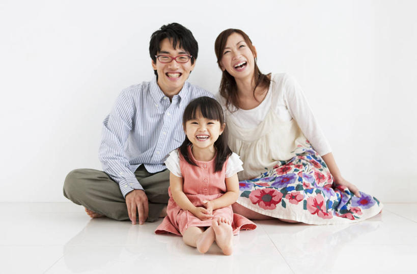 东方人,儿童,三个人,家庭,夫妻,母亲,父亲,女儿,坐,笑,盘腿,微笑,露齿笑,横图,室内,白天,白色背景,正面,爱情,纯洁,亚洲,服装,眼镜,浪漫,扭头,注视,休闲装,黄种人,光脚,小孩,衣服,观察,看,张嘴,转头,休闲,温暖,温馨,父女,母女,三口之家,一家人,赤脚,休闲服,恩爱,父爱,可爱,母爱,童年,童趣,恋人,摄影,服饰,影棚,观看,和睦,察看,关注,近视眼镜,张大嘴巴,童真,烂漫,无邪,天真,男人,男性,年轻男性,年轻女性,女孩,女人,女性,亚洲人,孩子,年轻人,夫妇,情侣,张开嘴,盘腿而坐,盘膝,盘着腿的,盘着腿坐,双腿交叉,坐着,彩图,全身,影棚拍摄,拍摄,伴侣,融洽,女生