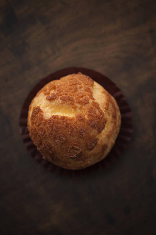 点心,无人,竖图,俯视,室内,特写,白天,桌面,桌子,阴影,反射,木制,影子,食品,泡芙,甜点,甜品,食物,糕点,一个,木制品,甜食,单个,彩图,高角度拍摄