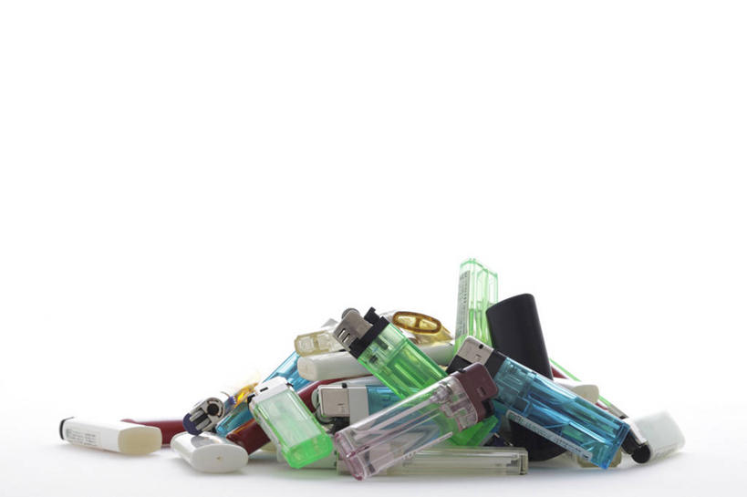 无人,横图,室内,特写,白天,白色背景,正面,静物,一堆,许多,阴影,堆叠,堆积,反射,影子,墙,墙壁,墙面,白色,打火机,摄影,影棚,堆,取火装置,小型取火装置,彩图,影棚拍摄,拍摄