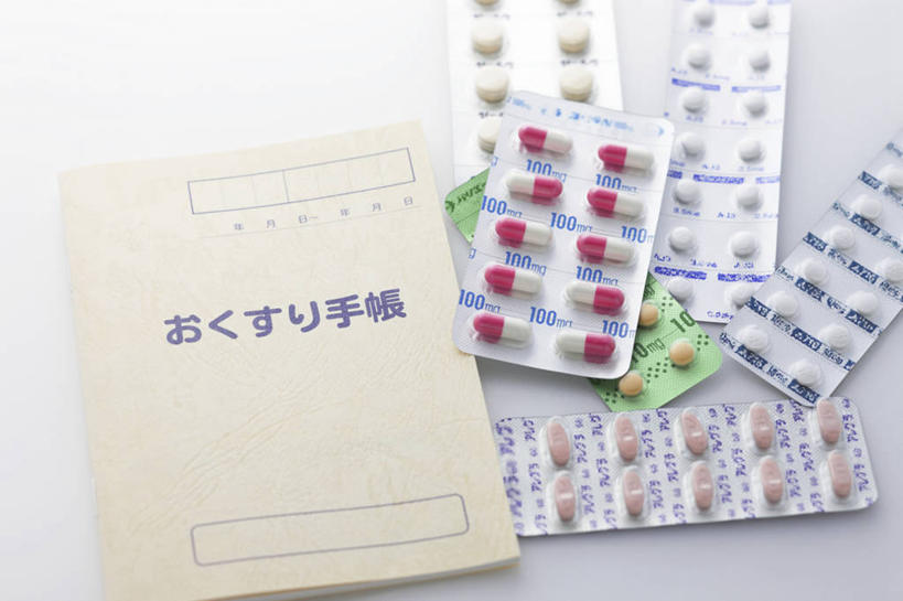 无人,横图,俯视,室内,特写,白天,白色背景,安全,静物,一本,一堆,许多,阴影,堆叠,堆积,反射,日文,标志,文字,药剂,药丸,影子,字符,塑料,墙,防护,记事本,标识,胶囊,药片,墙壁,墙面,盒子,排列,黄色,白色,包装盒,本子,笔记本,容器,塑料制品,药品,治疗,摄影,影棚,储藏,堆,保护,药物,医疗,储存,队列,保险,预防,日语,平安,彩图,高角度拍摄,影棚拍摄,拍摄,吸塑包装盒,贮存