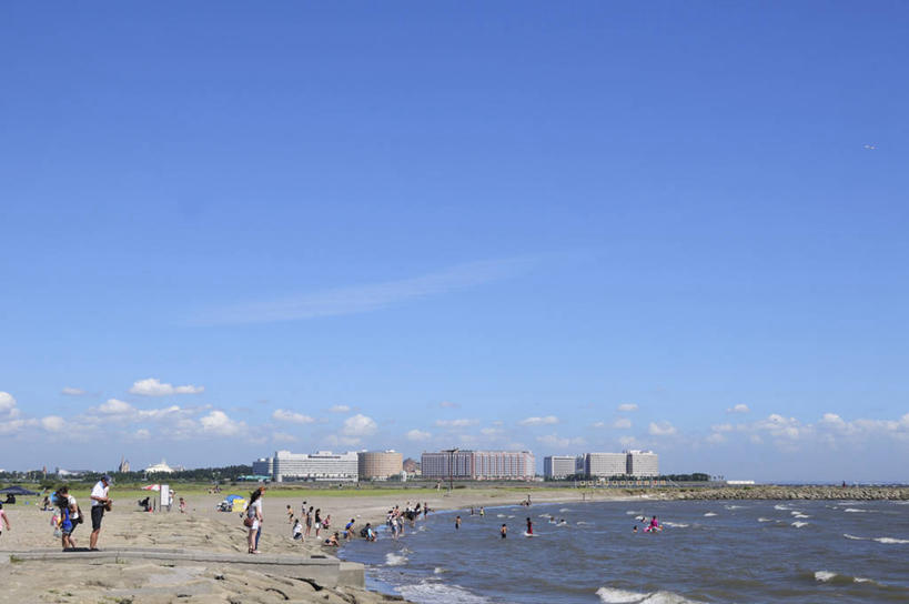 游泳,东方人,公园,高楼大厦,站,坐,横图,室外,白天,侧面,海浪,海洋,石头,沙滩,大厦,建筑,摩天大楼,东京,日本,亚洲,行人,阴影,服装,光线,沙子,石子,影子,海岸,浪花,云,云朵,桥,沙地,许多人,云彩,注视,休闲装,黄种人,石桥,路人,拱桥,栈桥,衣服,蓝色,白云,蓝天,天空,阳光,海水,天,观察,看,站着,一群人,休闲,休闲服,服饰,拱形,晴朗,观看,人行桥,石拱桥,察看,关注,海景,东亚,本州,关东地方,本州岛,日本国,东京都,泅水,荒川区,江户川区,拍浮,过客,男人,男性,年轻男性,年轻女性,女人,女性,亚洲人,大海,风浪,海,海水的波动,海滩,近岸浪,石块,涌浪,晴空,站立,坐着,半身,彩图,大楼,高层建筑,高楼,摩天楼,东京23区,葛西临海公园