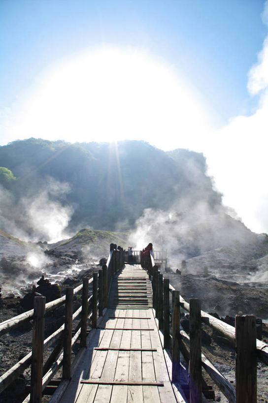 无人,竖图,室外,白天,正面,旅游,度假,草地,草坪,美景,山,山脉,植物,雾,北海道,日本,亚洲,阴影,沸腾,朦胧,模糊,光线,蒸汽,木板,影子,景观,山峰,桥,木桥,山峦,水蒸气,雾气,娱乐,栈桥,草,蓝色,绿色,蓝天,天空,阳光,自然,群山,天,享受,休闲,景色,放松,晴朗,人行桥,木板桥,气体,自然风光,东亚,万里无云,日本国,蒸发,北海道地方,北海道岛,登别市,晴空,晴空万里,彩图,镜头光晕,透镜闪耀,眩光,登别地狱谷,胆振支厅,地狱谷