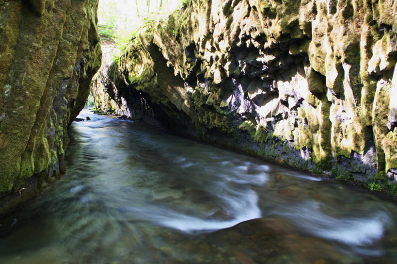 无人,横图,室外,白天,正面,旅游,度假,草地,草坪,河流,美景,水,植物,北海道,日本,亚洲,阴影,光线,影子,河水,景观,水流,悬崖,娱乐,草,绿色,阳光,自然,享受,休闲,景色,放松,自然风光,东亚,日本国,北海道地方,北海道岛,绝壁,彩图