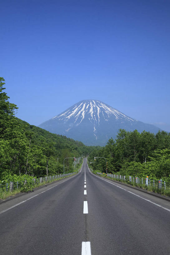 无人,竖图,室外,白天,正面,消失点,旅游,度假,草地,草坪,美景,山,雪,雪山,植物,大雪,道路,路,公路,北海道,日本,亚洲,阴影,光线,影子,冰,积雪,景观,山峰,雪景,冬季,冬天,分界线,停车线,交通,山峦,娱乐,草,树,树木,蓝色,绿色,蓝天,天空,阳光,自然,天,享受,休闲,景色,放松,寒冷,生长,晴朗,成长,车行道,车行道分界线,冰冷,自然风光,标线,东亚,车行线,万里无云,日本国,北海道地方,北海道岛,严寒,冰凉,酷寒,凛冽,凛凛,极冷,羊蹄山,支笏洞爷国立公园,晴空,晴空万里,马路,彩图,没影点,灭点