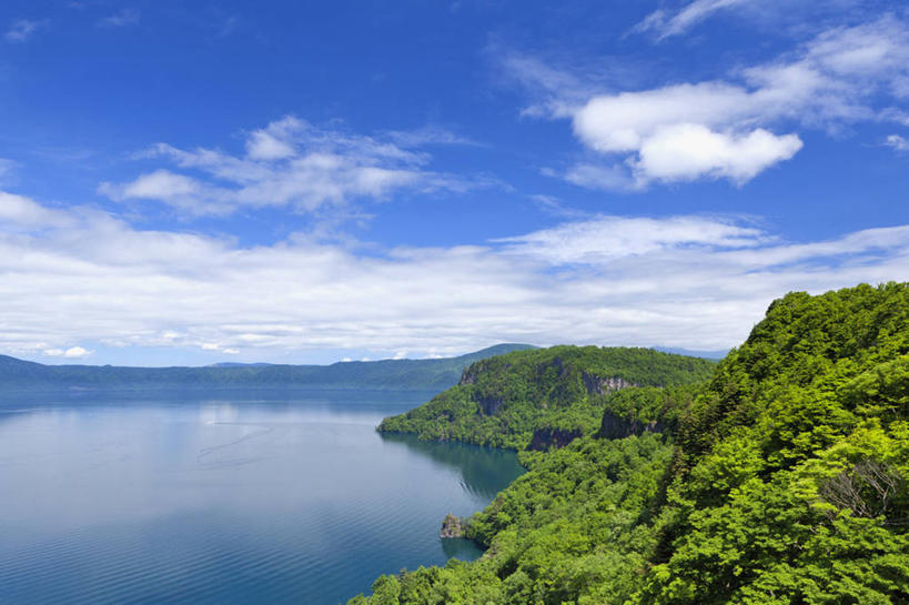 无人,公园,横图,俯视,室外,白天,旅游,度假,湖,湖泊,美景,树林,水,植物,秋田县,日本,亚洲,阴影,光线,影子,湖面,景观,水流,水面,云,云朵,云彩,娱乐,树,树木,蓝色,绿色,白云,蓝天,天空,阳光,自然,湖水,天,享受,休闲,景色,放松,生长,晴朗,成长,自然风光,东亚,本州,本州岛,日本国,秋田,岩手,岩手县,青森,青森县,东北地方,十和田湖,十和田八幡平国立公园,晴空,彩图,高角度拍摄