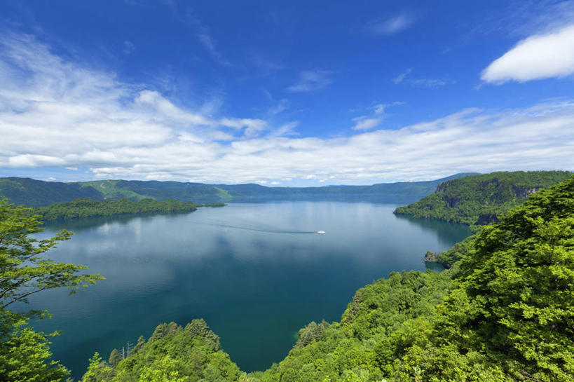 无人,公园,横图,俯视,室外,白天,旅游,度假,湖,湖泊,美景,树林,水,植物,秋田县,日本,亚洲,阴影,光线,影子,湖面,景观,水流,水面,云,云朵,云彩,娱乐,树,树木,蓝色,绿色,白云,蓝天,天空,阳光,自然,湖水,天,享受,休闲,景色,放松,生长,晴朗,成长,自然风光,东亚,本州,本州岛,日本国,秋田,岩手,岩手县,青森,青森县,东北地方,十和田湖,十和田八幡平国立公园,晴空,彩图,高角度拍摄