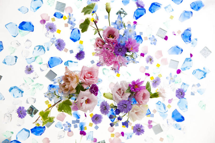 无人,横图,俯视,彩色,室内,特写,白天,白色背景,幸福,玻璃,阴影,破碎,装饰,盛开,反射,影子,三束,花蕾,玻璃制品,花,花瓣,花朵,鲜花,黄色,红色,蓝色,绿色,紫色,白色,花苞,花蕊,菊花,摄影,影棚,优雅,五颜六色,华丽,修饰,纤细,色彩斑斓,点缀,破裂,矢车菊,五彩缤纷,摧毁,忠诚,萝小花,再生,蓝芙蓉,荔枝菊,衬托,美观,雅致,雅观,思念,五彩斑斓,翠雀,热爱,五光十色,大花飞燕草,飞燕草,彩图,高角度拍摄,影棚拍摄,拍摄