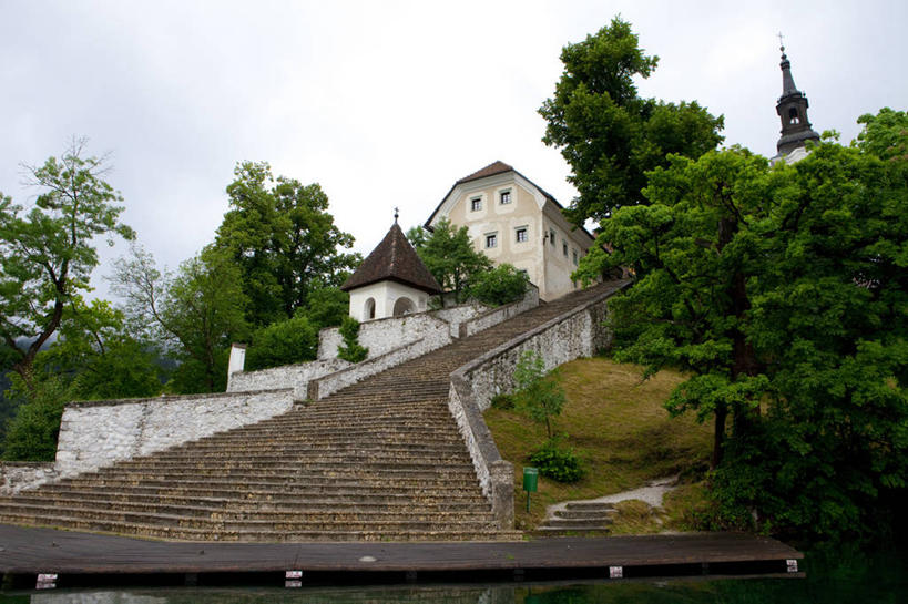 无人,教堂,栏杆,横图,室外,白天,仰视,旅游,度假,湖,湖泊,树林,水,植物,楼梯,标志建筑,地标,建筑,欧洲,斯洛文尼亚,阴影,节日,光线,扶手,影子,阶梯,湖面,水流,水面,云,云朵,云彩,文化,娱乐,建设,护栏,台阶,树,树木,蓝色,绿色,白云,蓝天,天空,阳光,自然,湖水,天,祈祷,享受,休闲,健康,旅游胜地,放松,许愿,宗教,信仰,生长,晴朗,成长,纪念,祈求,信念,中欧,斯洛文尼亚共和国,平安,晴空,彩图,低角度拍摄,大教堂,礼拜堂,布莱德湖