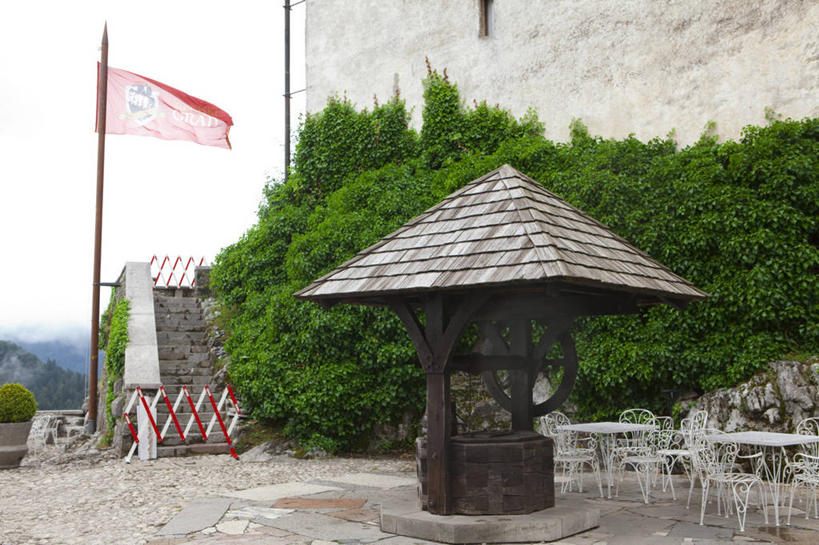 无人,栏杆,横图,室外,白天,正面,旅游,度假,灌溉,植物,楼梯,桌子,标志建筑,道路,地标,建筑,路,旗帜,椅子,欧洲,斯洛文尼亚,阴影,光线,扶手,影子,堡垒,城堡,阶梯,水井,小路,交通,生活,茶几,娱乐,旗子,建设,护栏,台阶,树,树木,两个,一个,红色,绿色,天空,阳光,自然,天,享受,休闲,旅游胜地,放松,储蓄,井,生长,单个,成长,浇灌,要塞,储存,中欧,旌旗,旗号,斯洛文尼亚共和国,储备,蕴藏,贮备,设防,彩图,布莱德湖,贮存