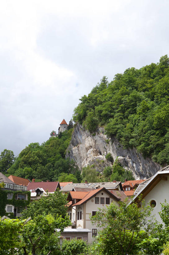 无人,家,竖图,室外,白天,正面,旅游,度假,山,山脉,树林,植物,别墅,窗户,标志建筑,地标,建筑,欧洲,斯洛文尼亚,阴影,光线,影子,房屋,屋子,山峰,云,云朵,公寓,山峦,云彩,娱乐,建设,洋房,楼房,玻璃窗,住宅,树,树木,蓝色,绿色,白云,蓝天,天空,阳光,自然,群山,天,享受,休闲,旅游胜地,放松,生长,晴朗,成长,中欧,斯洛文尼亚共和国,晴空,彩图,房子,布莱德湖
