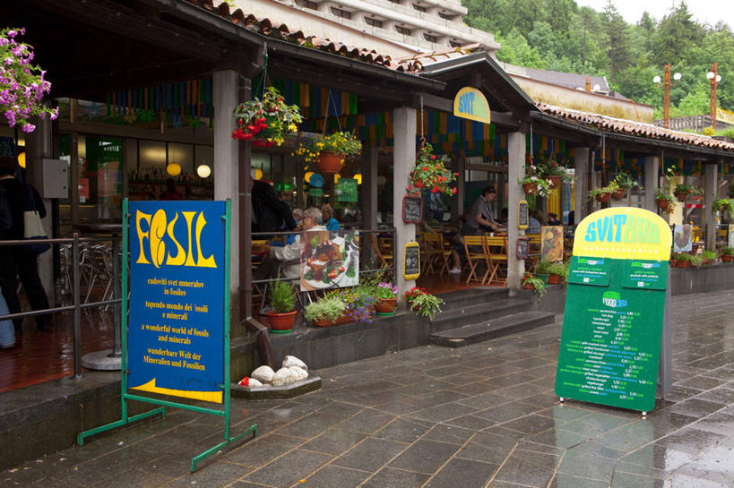 西方人,商店,站,坐,横图,室外,白天,正面,度假,美景,城市风光,城市,道路,路,花盆,欧洲,斯洛文尼亚,欧洲人,许多,行人,游客,游人,握,阴影,服装,光线,影子,陶瓷,景观,小路,陶瓷制品,交通,许多人,注视,休闲装,娱乐,商铺,路人,旅客,衣服,阳光,容器,观察,看,站着,一群人,享受,休闲,休闲服,景色,放松,握着,服饰,观看,储藏,察看,储存,关注,中欧,市肆,商号,斯洛文尼亚共和国,过客,男人,男性,年轻男性,年轻女性,女人,女性,白种人,站立,坐着,彩图,全身,店铺,波斯托伊纳,贮存