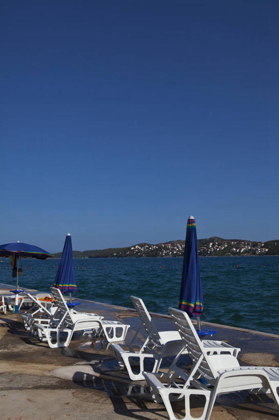 无人,竖图,室外,白天,正面,旅游,度假,岛屿,海浪,海洋,美景,椅子,欧洲,克罗地亚,一排,许多,阴影,整齐,光线,瓷砖,地砖,伞,影子,雨伞,遮阳伞,躺椅,岛,景观,浪花,地面,很多,娱乐,阳伞,排列,蓝色,蓝天,天空,阳光,自然,海水,天,享受,休闲,景色,放松,晴朗,沙滩椅,太阳伞,队列,自然风光,海景,万里无云,克罗地亚共和国,达尔马提亚,达尔马提亚群岛,大海,风浪,海,海水的波动,近岸浪,列岛,群岛,涌浪,诸岛,晴空,晴空万里,彩图,特罗吉尔