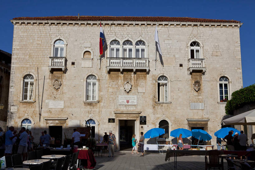 西方人,家,站,坐,走,横图,室外,白天,仰视,餐桌,桌子,旗帜,欧洲,克罗地亚,欧洲人,一排,许多,行人,游客,游人,阴影,服装,整齐,光线,伞,影子,雨伞,遮阳伞,房屋,屋子,很多,许多人,注视,休闲装,旗子,阳伞,楼房,路人,旅客,住宅,排列,衣服,蓝色,蓝天,天空,阳光,天,观察,看,站着,一群人,休闲,休闲服,服饰,晴朗,餐台,观看,察看,太阳伞,队列,关注,万里无云,旌旗,旗号,克罗地亚共和国,达尔马提亚,过客,达尔马提亚群岛,男人,男性,年轻男性,年轻女性,女人,女性,中年男性,中年女性,白种人,晴空,晴空万里,步行,散步,站立,走路,坐着,半身,彩图,低角度拍摄,房子,特罗吉尔