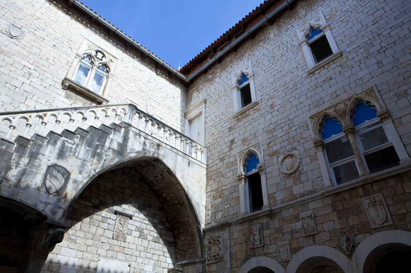 无人,高楼大厦,横图,室外,白天,仰视,旅游,度假,标志建筑,大厦,地标,建筑,摩天大楼,克罗地亚,光线,影子,娱乐,建设,蓝色,蓝天,天空,阳光,天,享受,休闲,旅游胜地,放松,晴朗,万里无云,克罗地亚共和国,达尔马提亚,达尔马提亚群岛,晴空,晴空万里,彩图,低角度拍摄,大楼,高层建筑,高楼,摩天楼,特罗吉尔