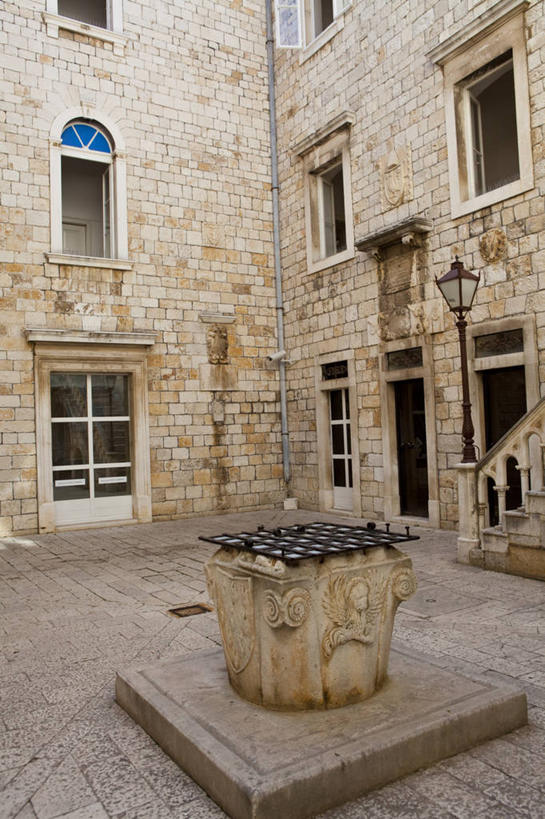 无人,家,竖图,室外,白天,正面,旅游,度假,灌溉,窗户,标志建筑,地标,建筑,克罗地亚,光线,瓷砖,地砖,影子,房屋,墙,水井,屋子,地面,生活,娱乐,建设,楼房,玻璃窗,墙壁,墙面,住宅,阳光,享受,休闲,旅游胜地,放松,储蓄,井,浇灌,储存,克罗地亚共和国,储备,蕴藏,贮备,达尔马提亚,达尔马提亚群岛,彩图,房子,特罗吉尔,贮存